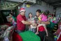 Famílias recebem doações do Natal Solidário da Portos do Paraná