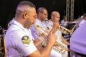 #praquemnaopodever musicistas de branco sentados em cadeiras de madeira aparecem de lado tocando concentrados os instrumentos.