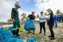 Mutirão remove mais de meia tonelada de lixo dos manguezais em Paranaguá
