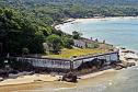 #praquemnaopodever imagem aérea mostra Muralha de paredes desgastadas na ponte da ilha com árvores ao fundo
