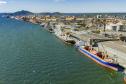 Quatro navios foram carregados simultaneamente com açúcar ensacado e a granel; movimento intenso deve seguir até outubro