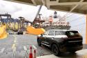 Novas montadoras ampliam o recebimento de automóveis no segundo semestre. Porto realiza desembarque recorde de 6 mil veículos de um navio nessa semana  