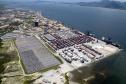 Vista aérea do Porto de Paranaguá a partir do cais leste.