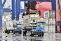 Todos os dias, em média, mais de quatro mil pessoas chegam para trabalhar no Porto de Paranaguá. São funcionários da empresa pública, servidores das empresas operadoras portuárias, motoristas, prestadores de serviços e trabalhadores portuários avulsos, os chamados TPAs. 