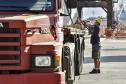 Todos os dias, em média, mais de quatro mil pessoas chegam para trabalhar no Porto de Paranaguá. São funcionários da empresa pública, servidores das empresas operadoras portuárias, motoristas, prestadores de serviços e trabalhadores portuários avulsos, os chamados TPAs. 