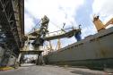 Com estrutura fixa no berço de atracação 205, o carregador realiza movimentos sobre trilhos e sua peça principal gira 360º suspensa sobre o porão do navio. O açúcar ensacado desliza pelo equipamento, que tem sua mobilidade comandada por técnicos, diretamente de uma cabine de operações e do próprio porão da embarcação