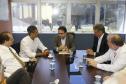 Durante reunião na sede da APPA, o Ministro dos Portos Leônidas Cristino, o secretário de Estado da Infraestrutura e Logística do Paraná, José Richa Filho, o secretário da Indústria, Comércio e Assuntos do Mercosul, Ricardo Barros, o superintendente dos Portos do Paraná, Airton Vidal Maron e demais diretores da autarquia.