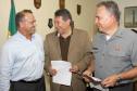 O diretor-superintendente do Terminal de Contêineres de Paranaguá (TCP), Juarez Moraes e Silva recebeu uma cópia da Portaria nº 80, restabelecendo em 12,50 metros o calado dos navios que acessam os portos de Paranaguá e Antonina pelo Canal da Galheta, das mãos do superintendente da Appa, Daniel Lúcio Oliveira de Souza (a esq.) e do capitão dos Portos do Paraná, capitão de mar-e-guerra Marcos Antonio Nóbrega Rios (a dir.)