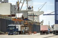 Em 2022, 58.399.109 toneladas de cargas foram carregadas e descarregadas pelos portos de Paranaguá e Antonina. O volume é 1,53% maior que o registrado em 2021, o maior registro anterior ( 57.519.879 toneladas).