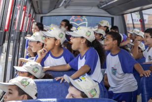 Alunos em atividade de visita ao Porto.