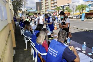 A imunização com a 1ª dose ocorrerá por ordem de chegada e é obrigatório apresentar documento original com foto, Cartão SUS, comprovante de residência e declaração da empresa em que trabalha.