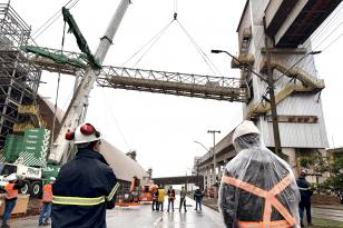 Estrutura metálica de 55 metros liga o sistema central ao terminal da ALTP, em operação que mobilizou dezenas de profissionais