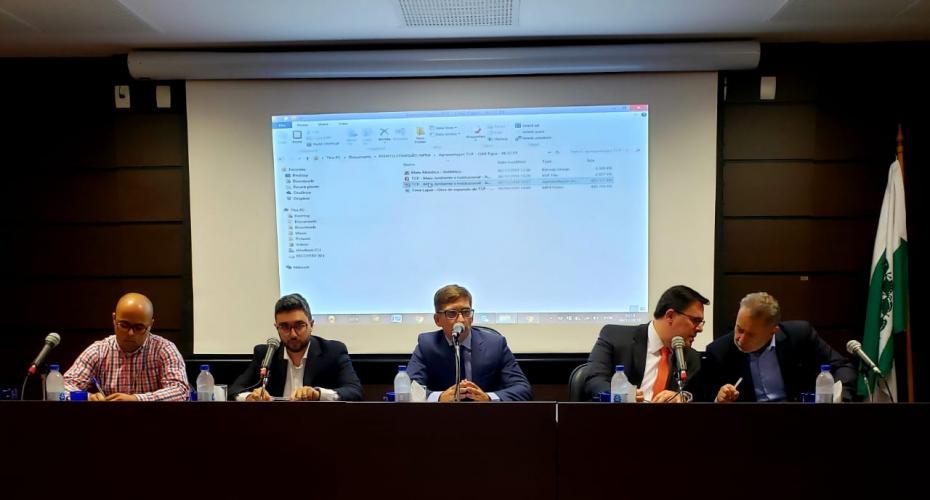 O presidente da empresa pública Portos do Paraná, Luiz Fernando Garcia, encerrou, na última sexta-feira (07) na OAB Seccional de Paranaguá, a reunião aberta que debateu sobre “A Infraestrutura Logística Portuária e os Impactos Ambientais e Sociais na Cidade”.