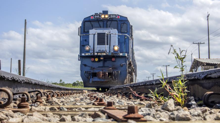 Empresas vão compartilhar cargas da Região Oeste para Paranaguá. Volume passará de 1,1 milhão para cerca de 2 milhões de toneladas/ano. Operação conjunta deve iniciar no final de fevereiro, para escoar uma safra que promete bater recordes de produtividade.