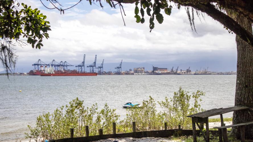 Com a evolução da atividade portuária e a preocupação crescente com o meio ambiente, o terminal paranaense passou a adotar medidas de proteção que hoje são referência no setor.