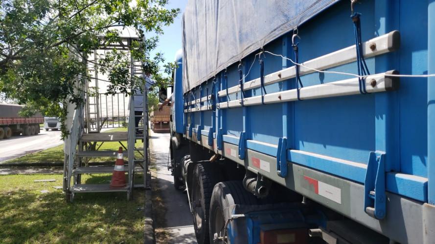 Portos do Paraná seguem com operações normais, graças às medidas adotadas para a segurança e saúde dos trabalhadores. Nesta semana, o Pátio de Triagem do Porto de Paranaguá recebeu 2, 4 mil caminhoneiros em 24 horas. Mais de 100 caminhões por hora.