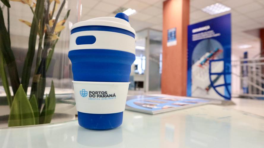 A empresa pública Portos do Paraná vai eliminar a compra e uso de copos plásticos descartáveis. A partir desta terça-feira (11), os funcionários receberão copos sustentáveis, para uso contínuo, no ambiente de trabalho. A iniciativa é uma forma de preservar o meio ambiente e diminuir a geração de lixo.