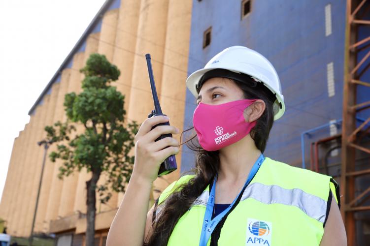 São diversas atividades neste mês de outubro que vão de depoimentos até distribuição de máscaras rosa e encerramento com palestra sobre o câncer de mama. A Dani é funcionária da Dioport, Corredor de Exportação da Portos do Paraná.
