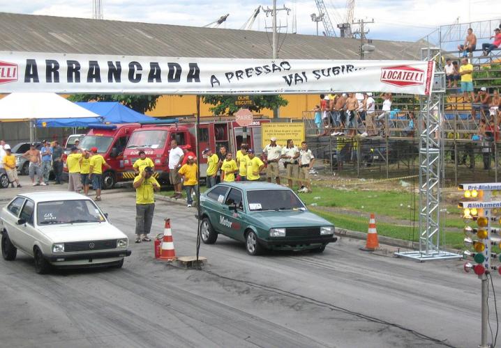 Dois veiculos em uma arrancada