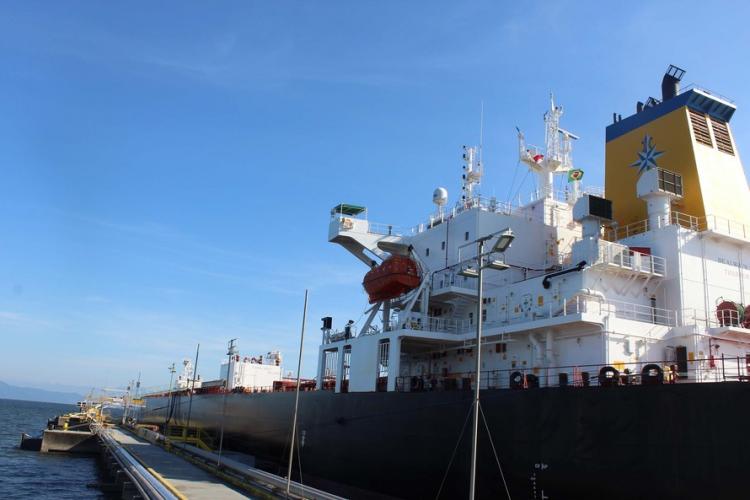 Tem o tamanho de um prédio de 64 andares. Dragagem de manutenção continuada e a segurança nos acessos permitem operação com embarcação deste porte. Navio tem capacidade para 70 mil toneladas e vai descarregar 19,5 mil metros cúbicos de óleo diesel.