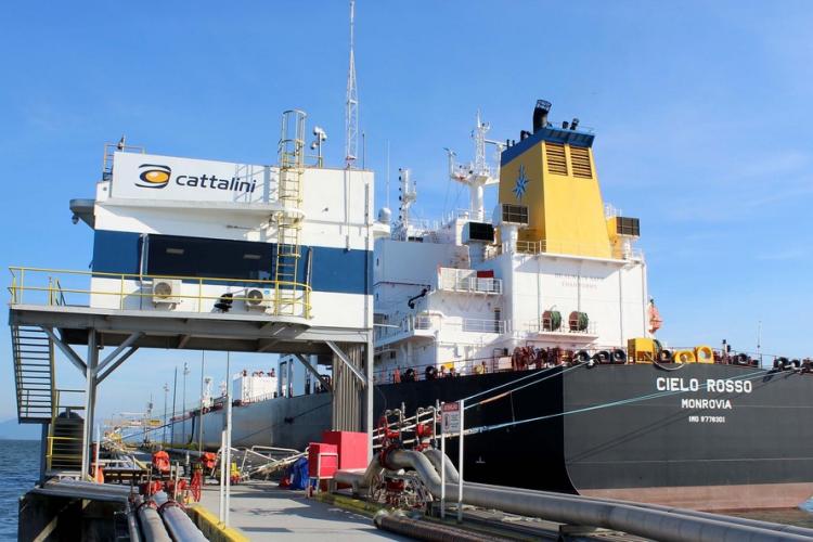 Tem o tamanho de um prédio de 64 andares. Dragagem de manutenção continuada e a segurança nos acessos permitem operação com embarcação deste porte. Navio tem capacidade para 70 mil toneladas e vai descarregar 19,5 mil metros cúbicos de óleo diesel.