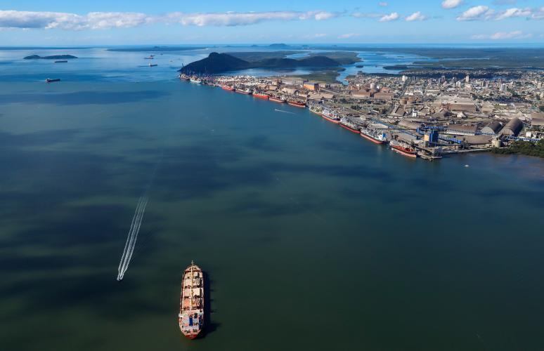 A Portos do Paraná retomou, nesta semana, as atividades de monitoramento ambiental, engenharia e comunicação relacionadas à obra de dragagem por derrocamento de uma pequena parcela do volume rochoso conhecido como a “Pedra da Palangana”. Nesta sexta-feira (20), a empresa pública colocou no ar um site com informações completas sobre todo o processo, incluindo vídeo explicativo, perguntas e respostas, materiais gráficos, matérias e histórico.