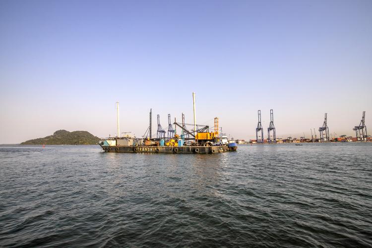 A obra foi iniciada no último dia 6 de setembro, e já está com mais de 50% concluída. A Portos do Paraná segue cumprindo todos os requisitos de cuidado com o meio ambiente e a segurança da navegação.