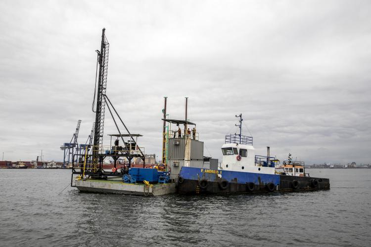 A Portos do Paraná informa que as atividades de derrocagem nas porções mais internas e centrais da Pedra da Palangana (AD01-B e AD03 - definidas no mapa) foram finalizadas. A derrocagem segue nas porções AD01-A e AD02, em áreas próximas aos limites laterais do canal.
