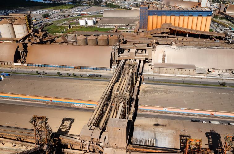 Corredor Leste de Exportação do Porto de Paranaguá registra alta de 56% na produtividade. Volume de soja, farelo e milho movimentado em dezembro de 2021 cresceu na comparação dos meses de dezembro de 2020 x 2021