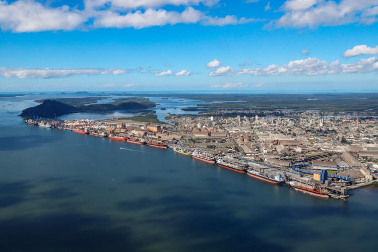 Mais uma área do Porto de Paranaguá é qualificada como prioridade nacional pelo Programa de Parcerias de Investimentos (PPI) do Governo Federal. A PAR03, de 38 mil metros quadrados, será destinada à movimentação e armazenagem de granéis sólidos minerais, principalmente fertilizantes.