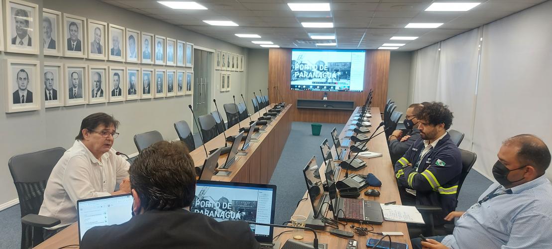 Hoje (18), na 66ª reunião ordinária do Conselho de Autoridade Portuária (CAP) do Porto de Paranaguá, o primeiro item da pauta foi o aniversário de 87 anos, comemorado na última quinta-feira (17). Representantes dos diversos setores que compõem o CAP parabenizaram e destacaram as conquistas dessas quase nove décadas.