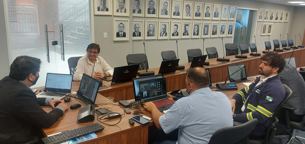 Hoje (18), na 66ª reunião ordinária do Conselho de Autoridade Portuária (CAP) do Porto de Paranaguá, o primeiro item da pauta foi o aniversário de 87 anos, comemorado na última quinta-feira (17). Representantes dos diversos setores que compõem o CAP parabenizaram e destacaram as conquistas dessas quase nove décadas.