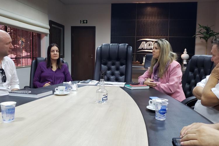 Debate incluiu os embarques de produtos diversos, recordes de movimentação, ampliação do número de berços, benefícios fiscais e a crise logística internacional