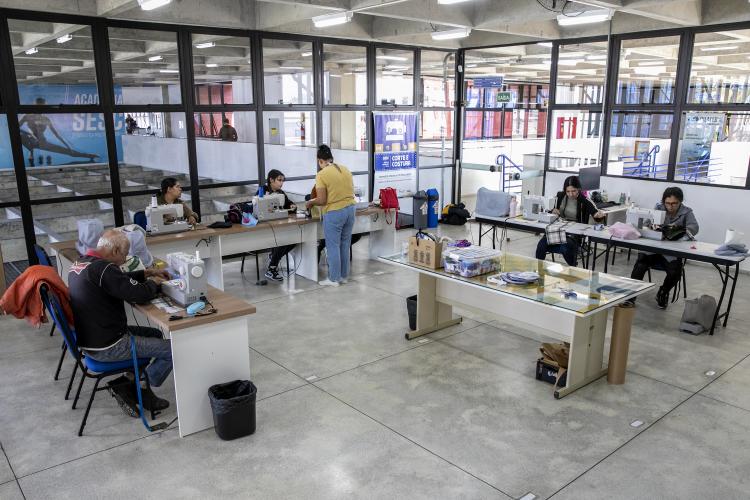 Com apoio da Portos do Paraná, moradoras da Ilha de Piaçaguera fazem curso de corte e costura