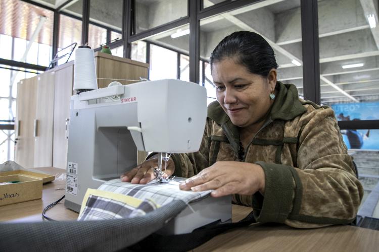 Com apoio da Portos do Paraná, moradoras da Ilha de Piaçaguera fazem curso de corte e costura