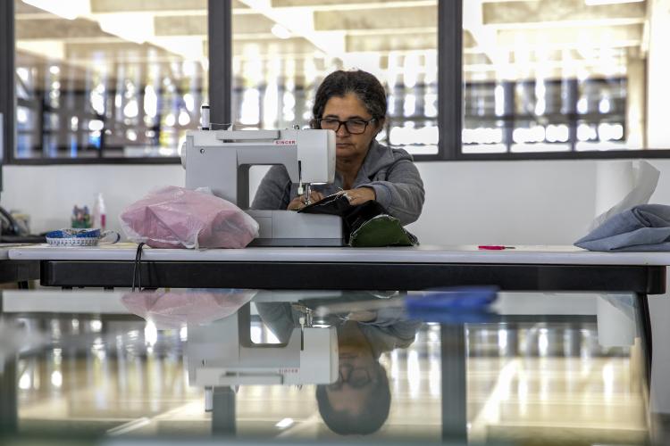 Com apoio da Portos do Paraná, moradoras da Ilha de Piaçaguera fazem curso de corte e costura