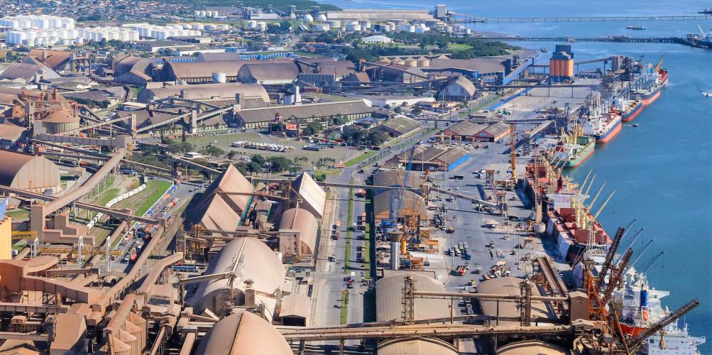 A Portos do Paraná abre prazo de consulta pública para a licitação de novos arrendamentos de áreas no Porto de Paranaguá. Localizadas a leste, a PAR14 e a PAR15 são destinadas à movimentação e armazenagem de Granéis Sólidos Vegetais. De quarta-feira (25) até dia 08 de julho, os interessados podem buscar informações e fazer sugestões para aprimoramento do processo.