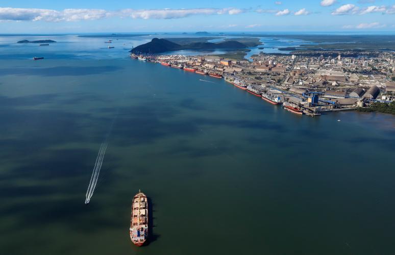 Há dias as equipes de comunicação dos portos brasileiros vêm atuando para combater informações equivocadas sobre o movimento e operação dos navios nos terminais do país. Por má fé, alguns links contendo imagens e “fake news” estão sendo compartilhados pelas redes sociais, causando desinformação.
