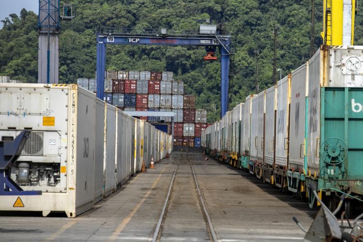 O maior volume dos embarques está exatamente nas cargas de frango. Em 2022, 2.378.360 toneladas da carne das aves foram exportadas pelo Paraná. No ano anterior, 2.276.168 toneladas, cerca de 4,5%.