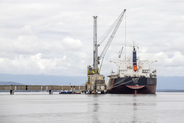 Maior volume de fertilizante é descarregado de um único navio no Porto de Paranaguá