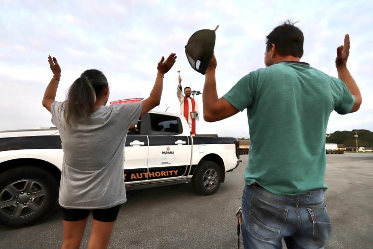 No Porto de Paranaguá, caminhoneiros recebem a bênção de São Cristóvão