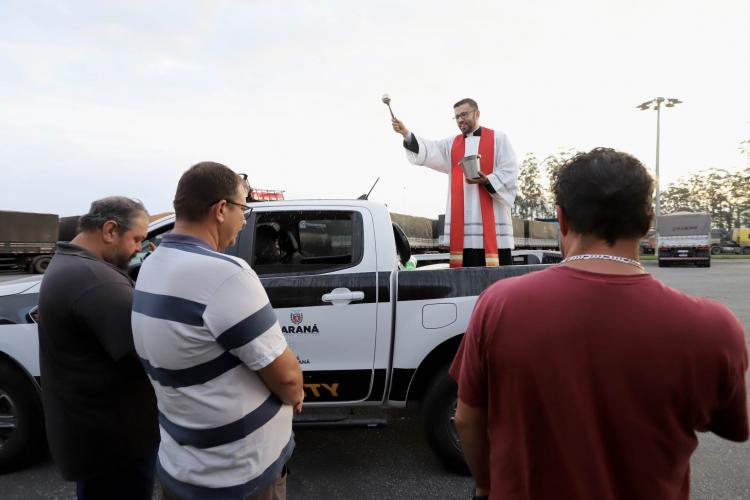 No Porto de Paranaguá, caminhoneiros recebem a bênção de São Cristóvão