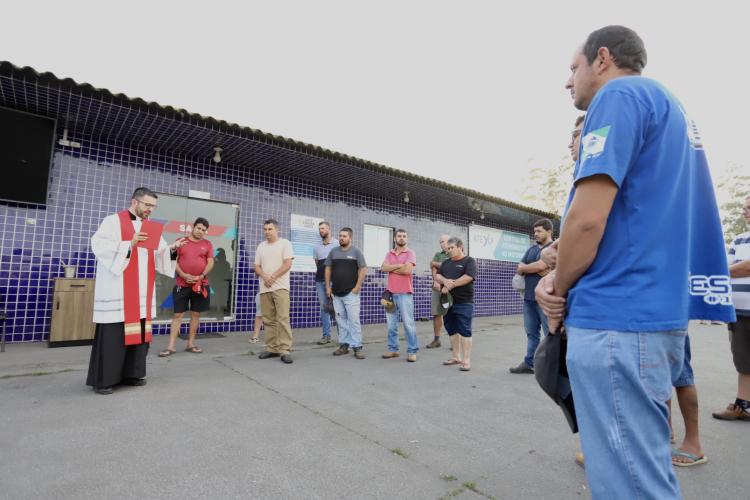 No Porto de Paranaguá, caminhoneiros recebem a bênção de São Cristóvão