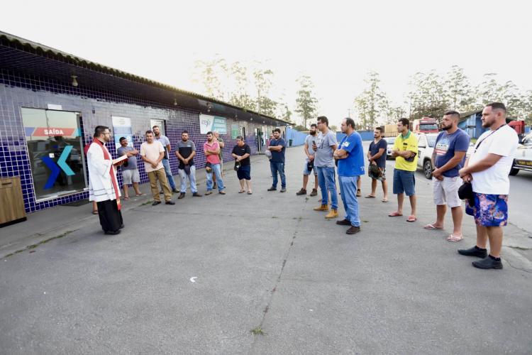No Porto de Paranaguá, caminhoneiros recebem a bênção de São Cristóvão