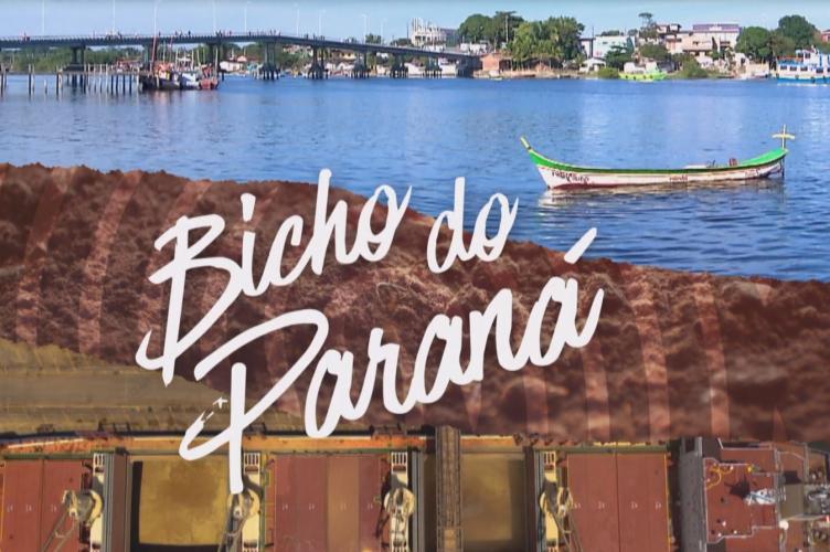 #ParaQuemNaoPodeVer Na fotografia, há uma montagem com uma paisagem que combina elementos de terra e água. No lado esquerdo, há uma área com contêineres coloridos e, no lado direito, um rio ou lago com uma cidade ao fundo. No centro da imagem, há um barco com a inscrição "Bicho do Paraná" escrita em letras grandes e brancas sobre a água.