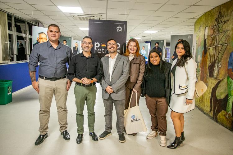 Porto de Paranaguá celebra 90 anos com exposição fotográfica dos colaboradores