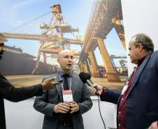 Temas como descentralização, arrendamento da Klabin e investimento no Corredor de Exportação tornaram o estande o mais visitado da feira no 1º dia