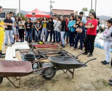 Curso promovido pela Diretoria de Meio Ambiente, em parceria com a empresa responsável pela Defesa Ambiental dos Portos paranaenses, atende 50 moradores da Ponta da Pita. 