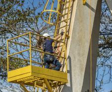 Nas aulas teóricas, foram reforçados o histórico da prevenção contra acidentes pessoais, os principais EPIs utilizados e como acidentes poderiam ser facilmente evitados. Na parte prática, os participantes escalaram a escada da caixa d’água do Porto de Paranaguá com todo os EPIs necessários. 