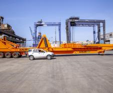 Já devidamente acomodada em uma dos pátios do Porto de Paranaguá, em frente ao berço 214, o volume aguarda a chegada do navio Toronto, um navio de veículos (Rollon, Roll off ou Ro-Ro), previsto para atracar no próximo dia 6, domingo.